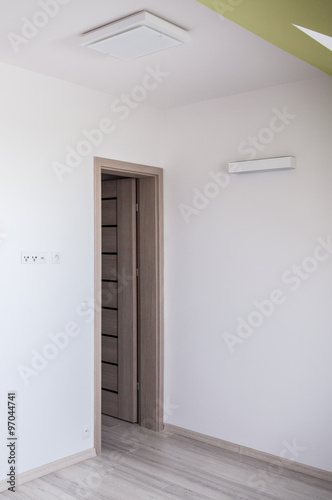 White walls and wooden door © Photographee.eu
