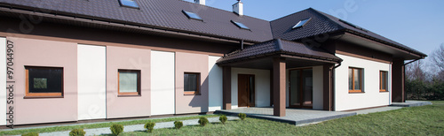 Brown and white detached house © Photographee.eu