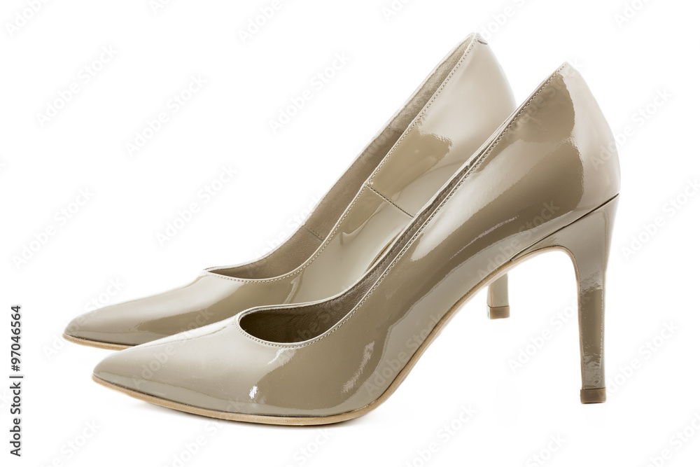 Stöckelschuhe in beige auf weißem Hintergrund Stöckelschuhe in beige auf weißem Hintergrund