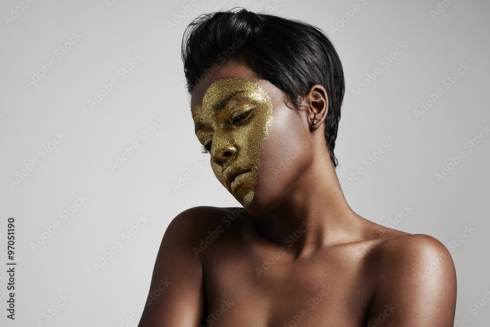 Obraz premium black woman with a golden glitter on her face of a heart shape