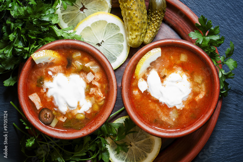 Fotografi Home Russian meat hodgepodge (solyanka) with sour cream in a cla