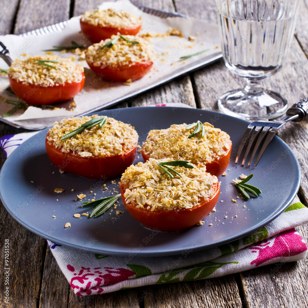 Tomatoes with crunchy sprinkles Tomatoes with crunchy sprinkles