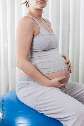 Wallpaper Mural Mujer embarazada sentada Torontodigital.ca