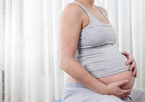 Mujer embarazada sentada