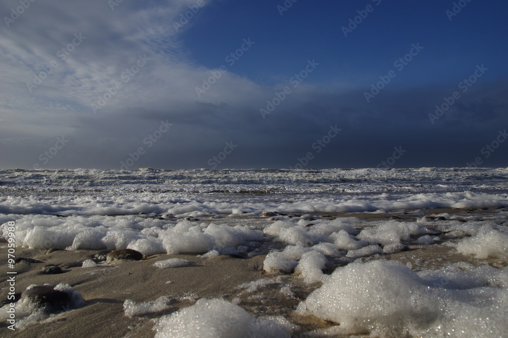 Fototapeta premium Schaumbildung am Strand von Dänemark