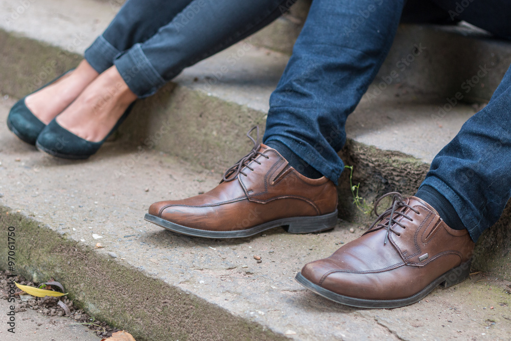 Schuhe von einem modischen Paar auf Treppe Schuhe von einem modischen Paar auf Treppe
