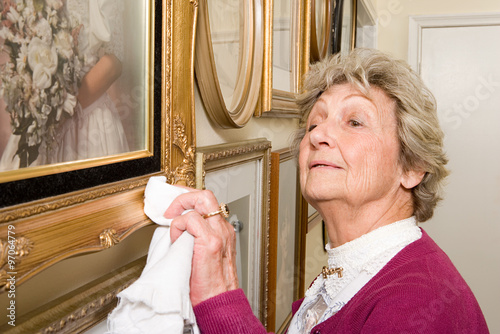 Εκτύπωση καμβά Woman polishing picture frames