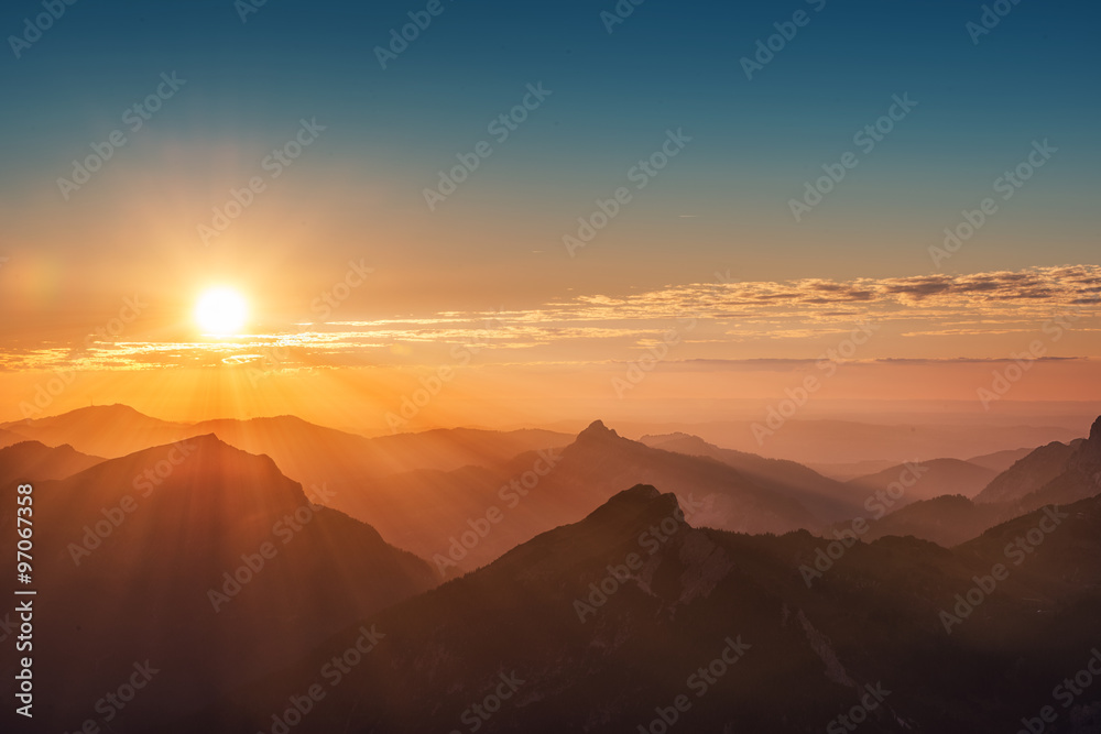 Naklejka premium kolorowy zachód słońca nad austriackich górskich Alp