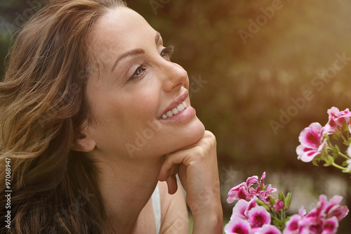 Foto jolie femme dans parterre d efleurs