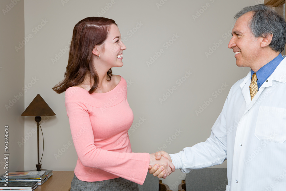 Obraz premium Dentist shaking hands with patient