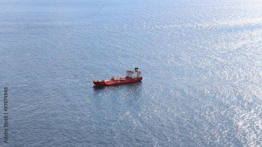 Rotes Schiff auf Ozean - Luftaufnahme - Boot im Meer / Frachtschiff / Tanker
