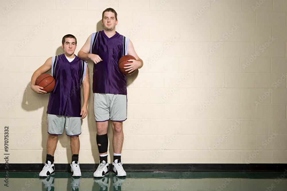 Tall and short basketball players - obrazy, fototapety, plakaty 