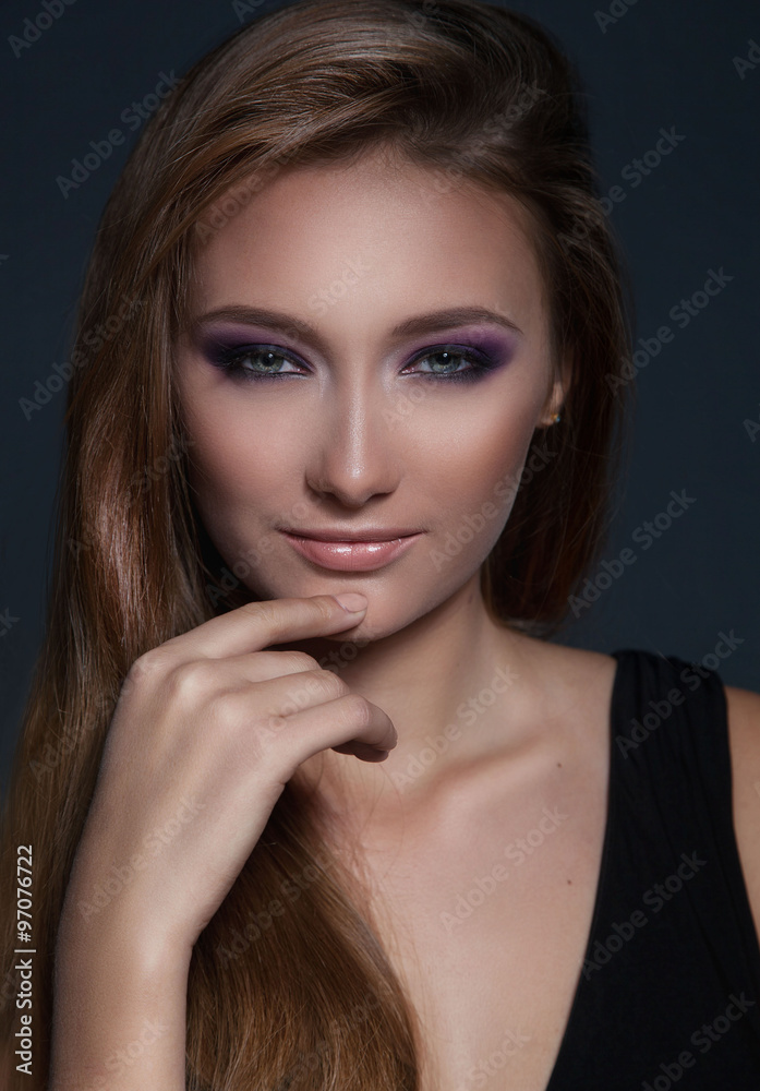 Obraz premium Portrait of beautiful woman with bright evening make up.