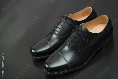 男性用の黒い革靴