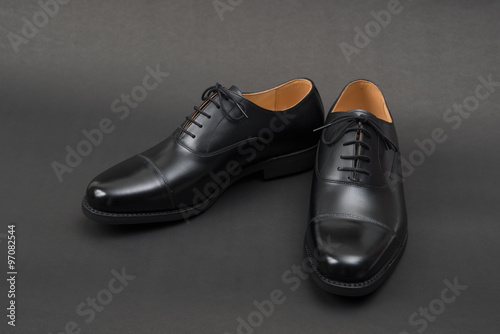 男性用の黒い革靴