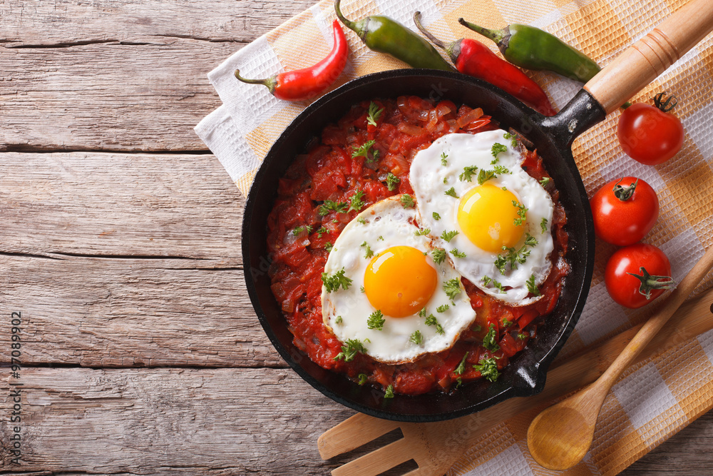 Mexican huevos rancheros close-up in a frying pan. horizontal top view
Mexican huevos rancheros close-up in a frying pan. horizontal top view