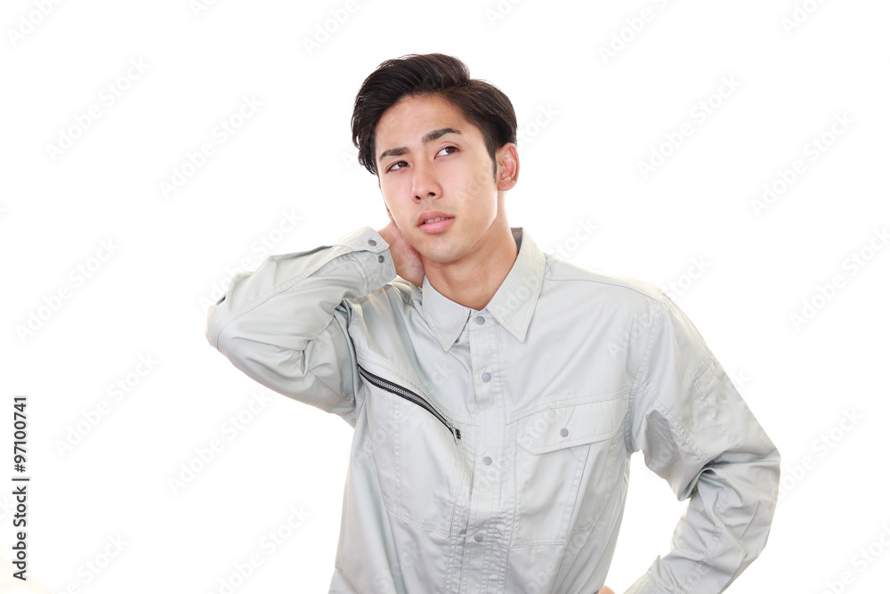肩痛を訴える疲れた男性 肩痛を訴える疲れた男性