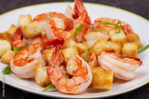 Shrimp with crispy croutons and scallions.