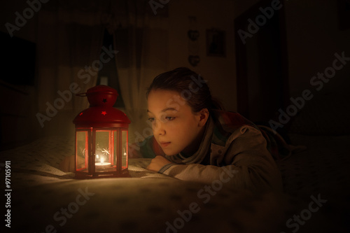 Obraz na płótnie Bambina sognante davanti ad una lampada w salonie