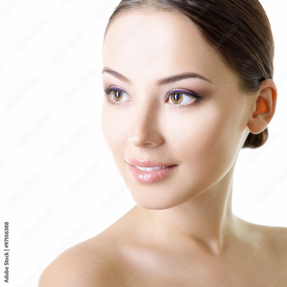 Obraz premium Portrait of young attractive woman smiling and looking at camera