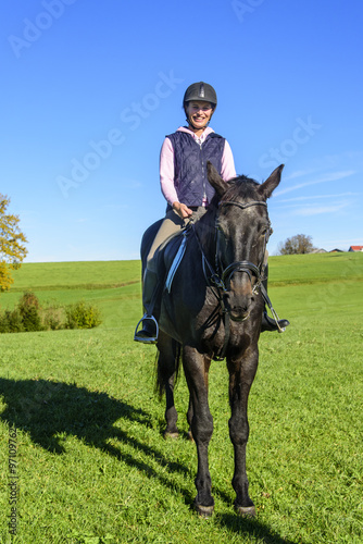 Reiterin auf ihrem Pferd