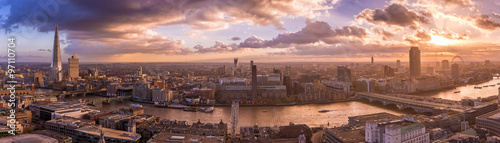 Fotografie, Obraz Beautiful sunset and dramatic clouds over the south side of London - Panoramic s