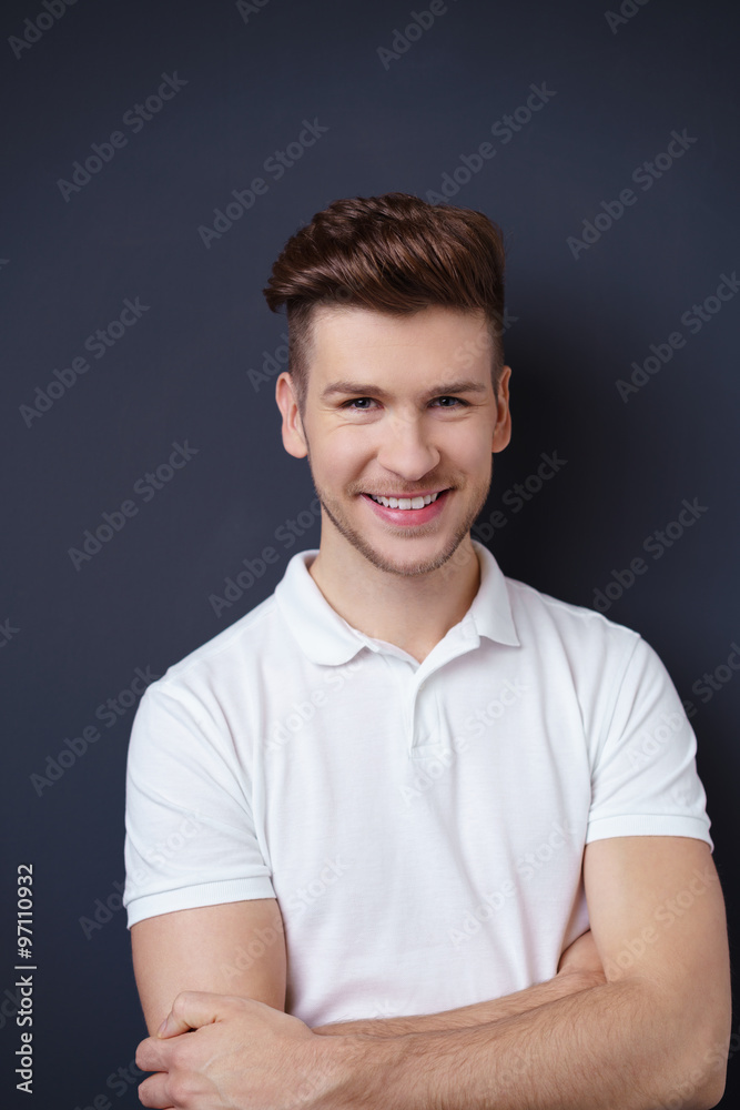 lachender junger mann mit weißem poloshirt lachender junger mann mit weißem poloshirt