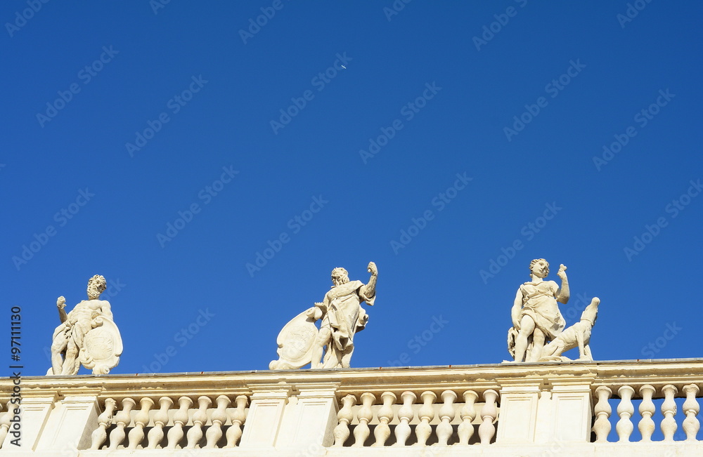 Obraz premium The statues and the mythology in the blue sky.