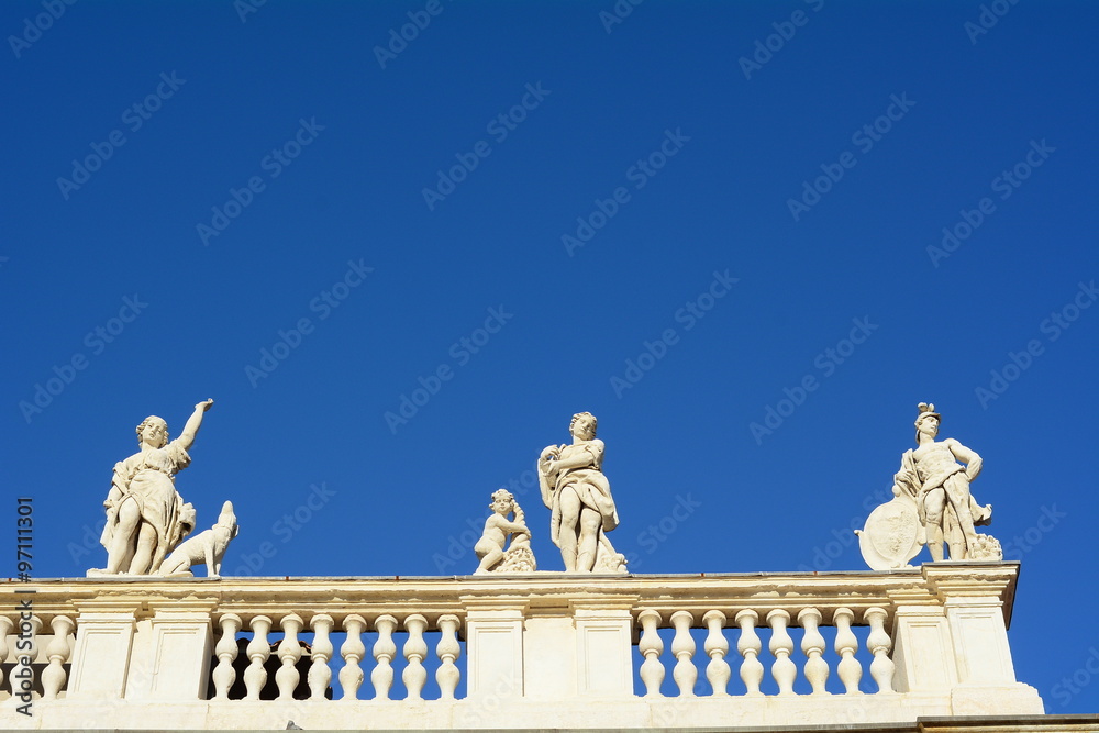 Obraz premium The statues and the mythology in the blue sky.