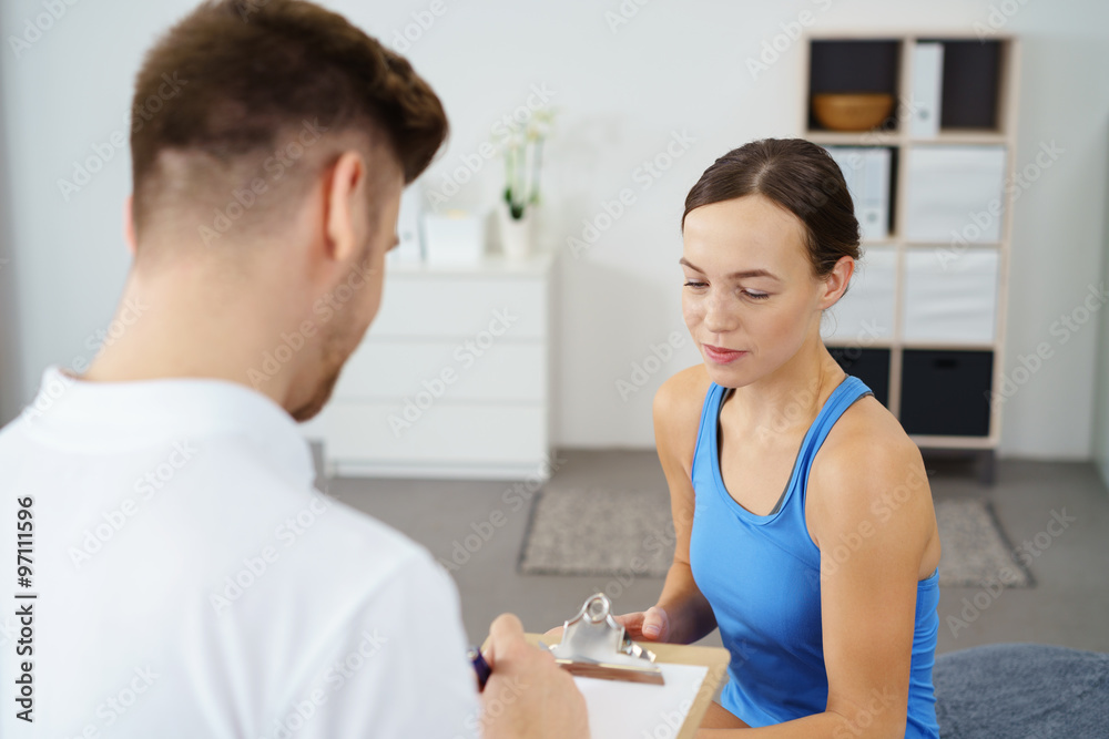 Fototapeta premium physiotherpeut notiert daten einer patientin