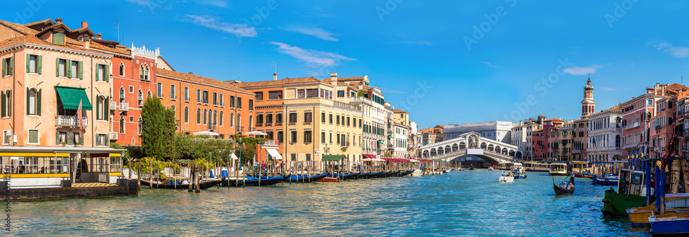 Fototapeta premium Gondola przy moście Rialto w Wenecji