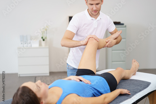patientin wird beim physiotherapeuten behandelt