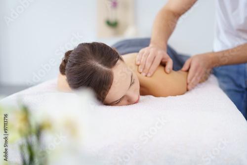 frau genießt eine massage