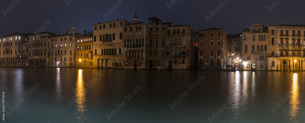immagine panoramica notturna del canal grande a Venezia