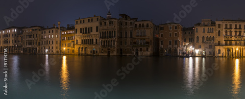 immagine panoramica notturna del canal grande a Venezia © Sergio Delle Vedove