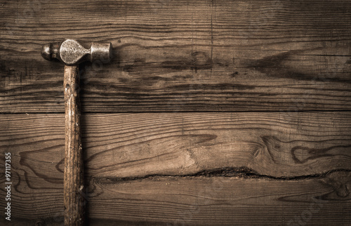 Quadro em tela Old retro hammer on wooden workbench