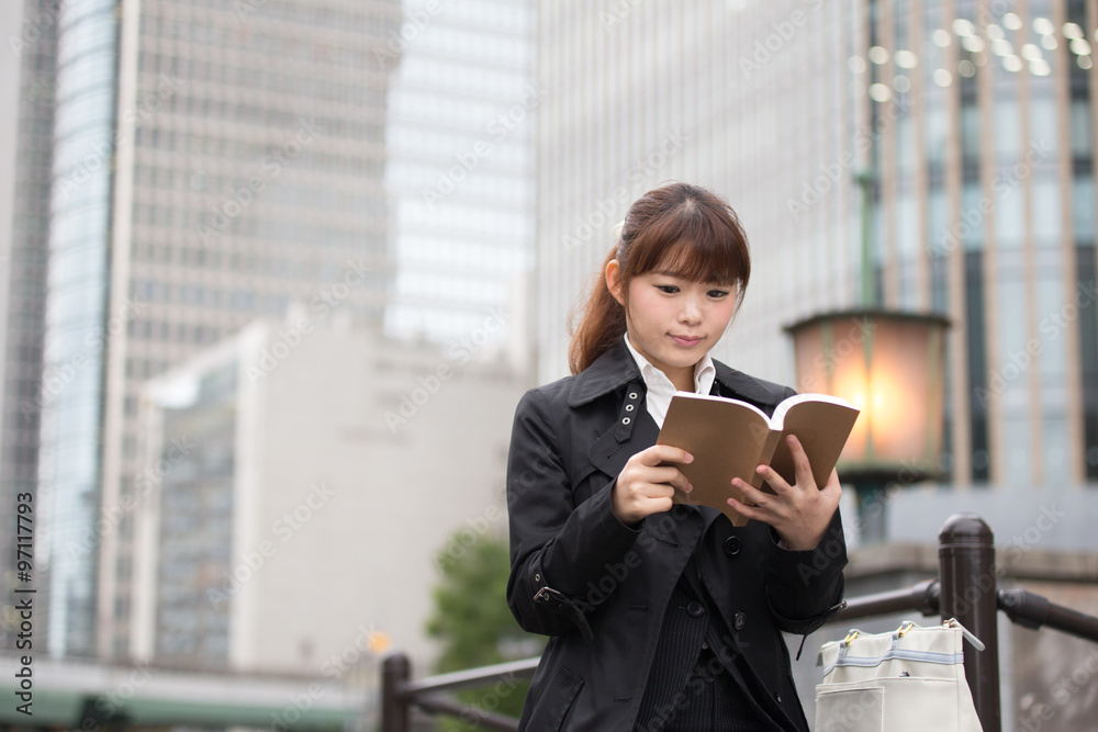 OLポートレート(読書)