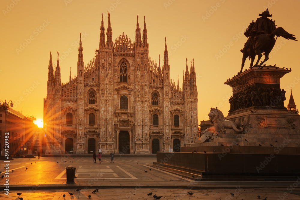 Obraz premium Widok katedry o wschodzie słońca