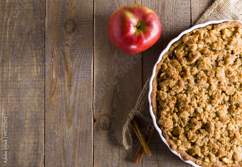 Photos Pie with crumble on plank background