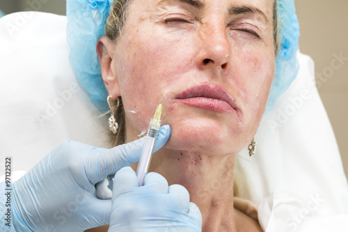 Cosmetic treatment with injection in a clinic