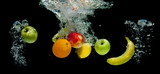 Owoce wpadające do wody