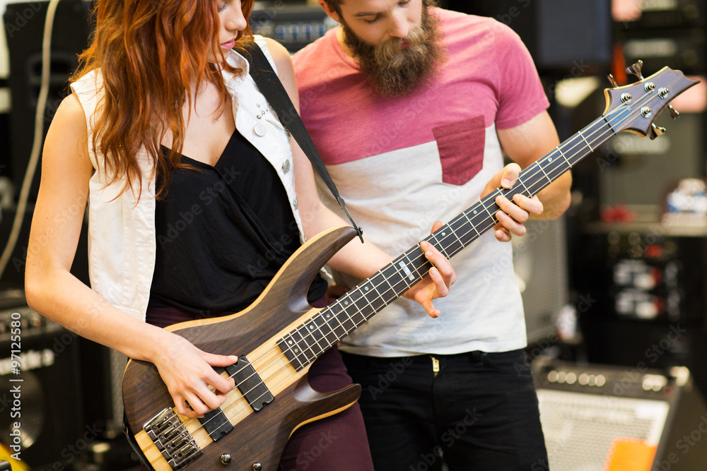 Obraz premium couple of musicians with guitar at music store