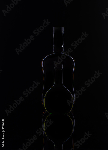 контуры бутылок с отражением