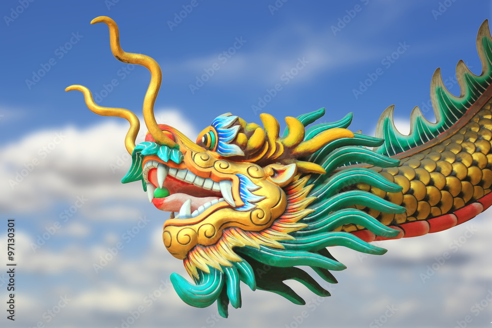 golden flying majestueuse statue de dragon chinois asiatique avec mur de  béton rouge et ciel bleu en journée ensoleillée 6639215 Photo de stock chez  Vecteezy
