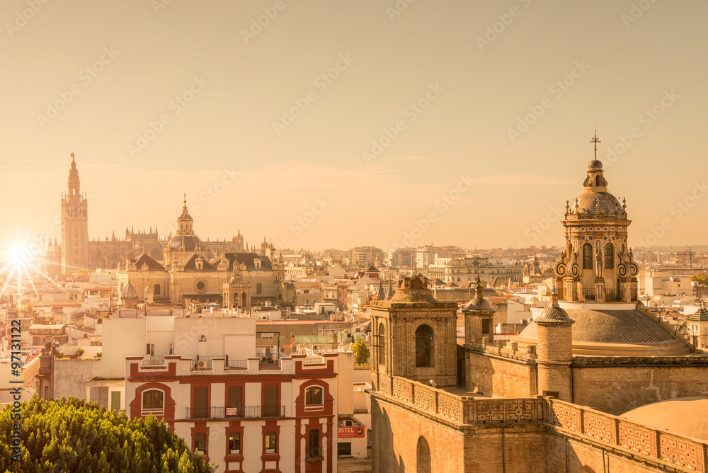 Obraz premium Widok z lotu ptaka na dachy i katedrę w Sewilli, Andaluzja, Hiszpania
