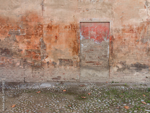 sfondo muro scrostato con porta murata photo
