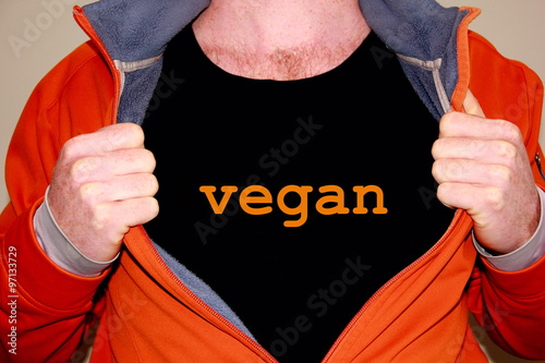 vegan geschrieben auf einem schwarzem T-shirt