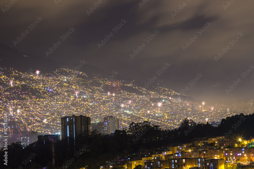 Obraz premium Alborada, fin de año, en la ciudad Juegos pirotecnicos 