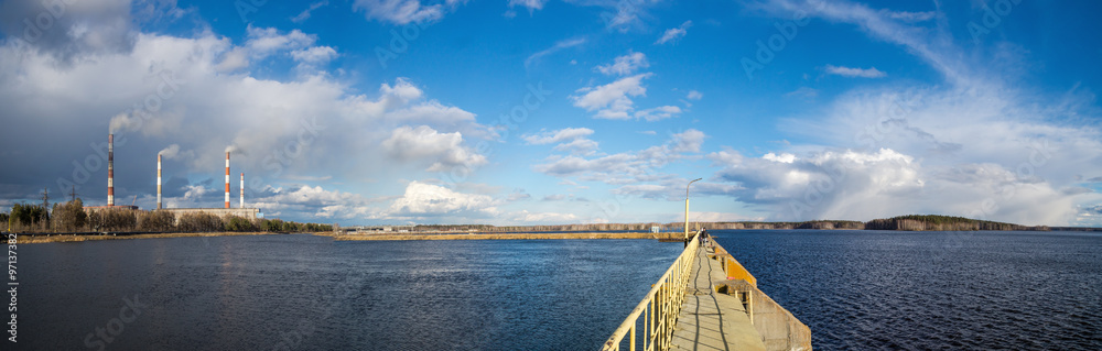 Fototapeta premium панорама Рефтинского водохранилища с плотиной и электростанцией, Россия, Урал