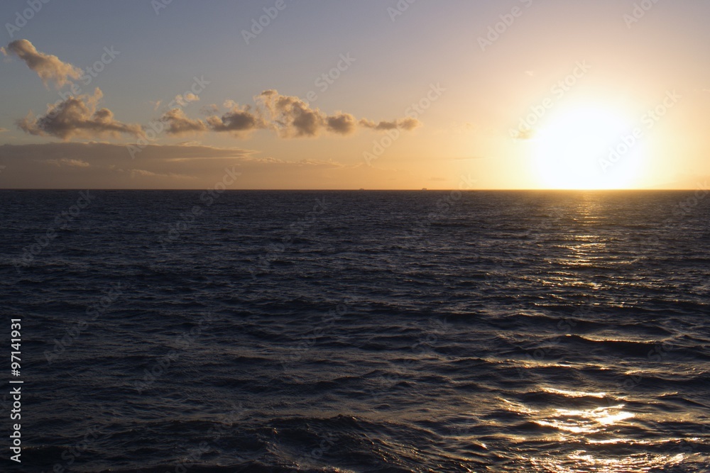 Obraz premium Scenic view of beautiful sunset above the sea